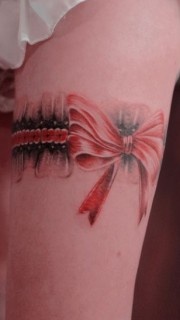 性感美腿上的蕾丝蝴蝶结纹身