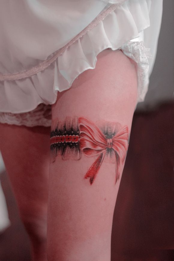 点击大图看下一张：性感美腿上的蕾丝蝴蝶结纹身