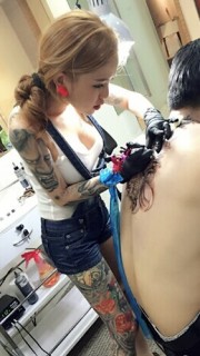 马来西亚性感的美女纹身师
