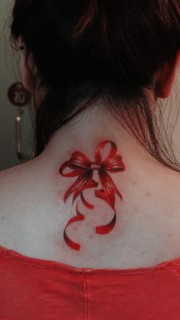 女性背部漂亮的蝴蝶结纹身