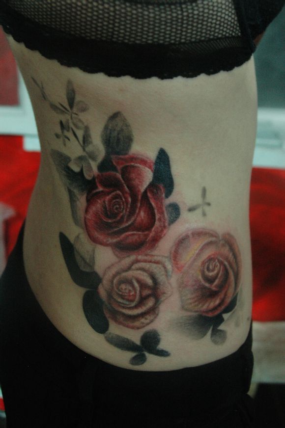点击大图看下一张：女性腰部玫瑰纹身