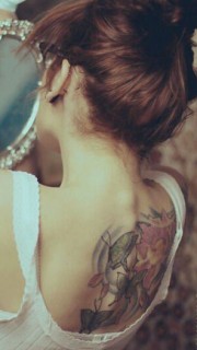 时尚女背部花卉蝴蝶纹身