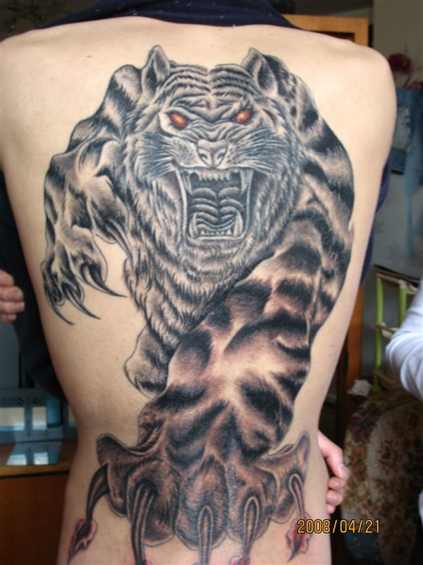 点击大图看下一张：男性满背凶猛霸气的老虎纹身