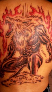 满背火焰狼人纹身图案