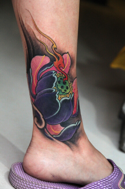 点击大图看下一张：脚踝精美好看的传统莲花纹身图案