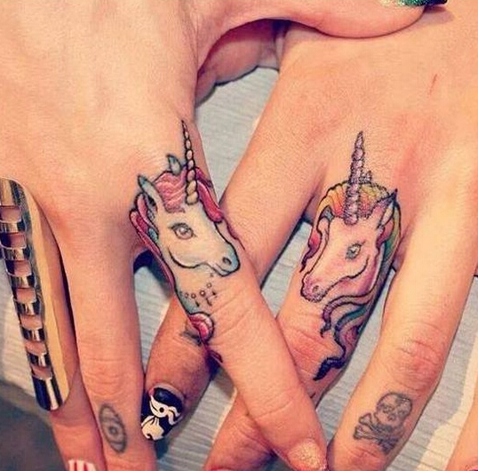 点击大图看下一张：情侣手指独角兽纹身