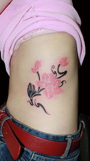 美女侧腰漂亮的花卉纹身图案