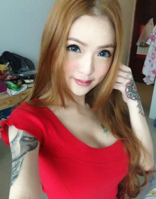 点击大图看下一张：马来西亚性感的美女纹身师
