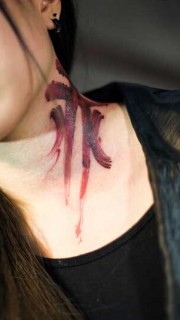 美女颈部个性书法纹身