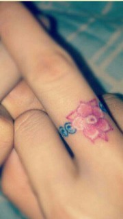 情侣手指漂亮好看的小花戒指纹身图案
