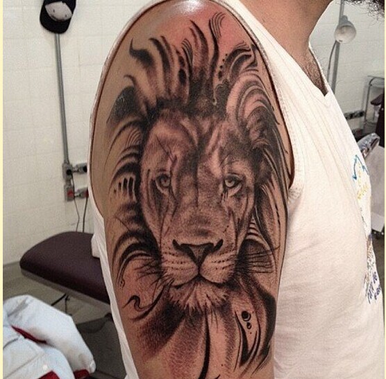 点击大图看下一张：个性手臂霸气狮子纹身图片