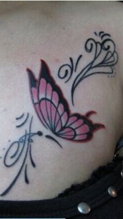 女孩胸前蝴蝶纹身图案