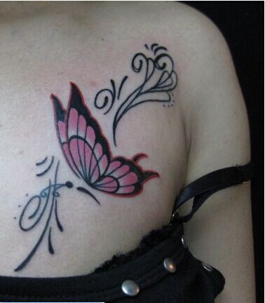 点击大图看下一张：女孩胸前蝴蝶纹身图案