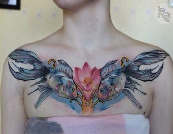 点击大图看下一张：女性胸部彩色双鱼纹身图案