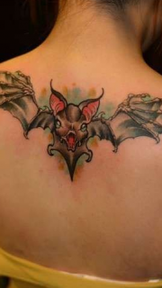 美女后背个性蝙蝠纹身