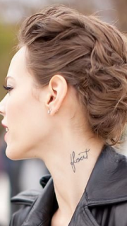 美女脖子上的英文字母纹身