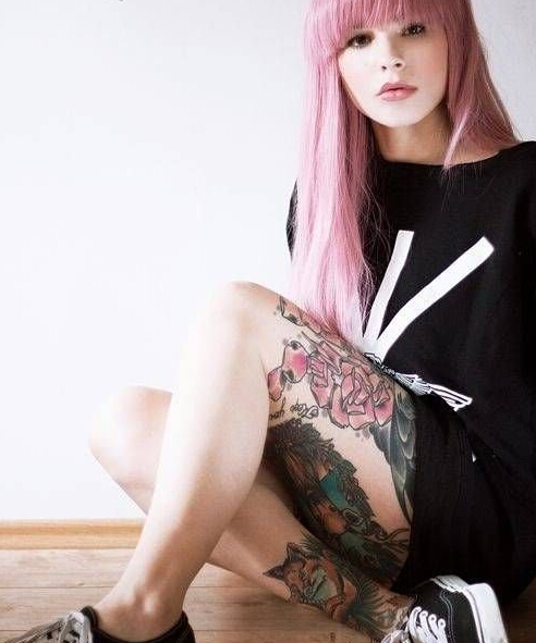 点击大图看下一张：欧美美女花大腿纹身图案