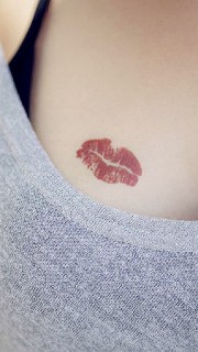 女生胸前红唇性感纹身图案