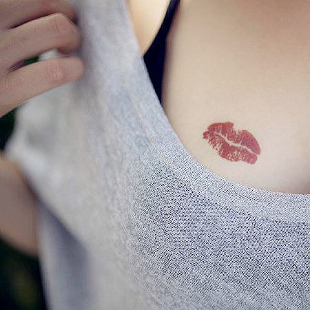 点击大图看下一张：女生胸前红唇性感纹身图案