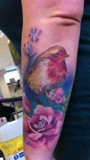 手臂上漂亮好看的彩色小鸟喜鹊花卉纹