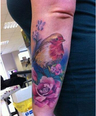 点击大图看下一张：手臂上漂亮好看的彩色小鸟喜鹊花卉纹