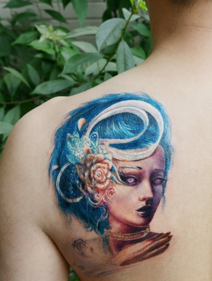 点击大图看下一张：背部妖艳妩媚美女纹身图案