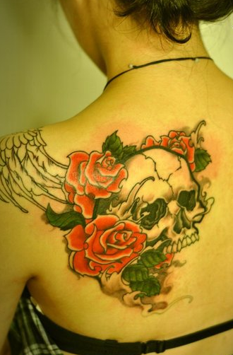 点击大图看下一张：背部玫瑰花和骷髅纹身图案