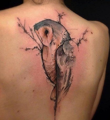 点击大图看下一张：女性背部个性鹦鹉纹身图案