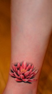 女性手腕彩色莲花纹身图案