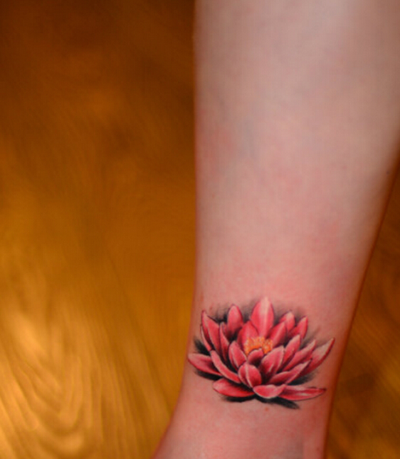 点击大图看下一张：女性手腕彩色莲花纹身图案