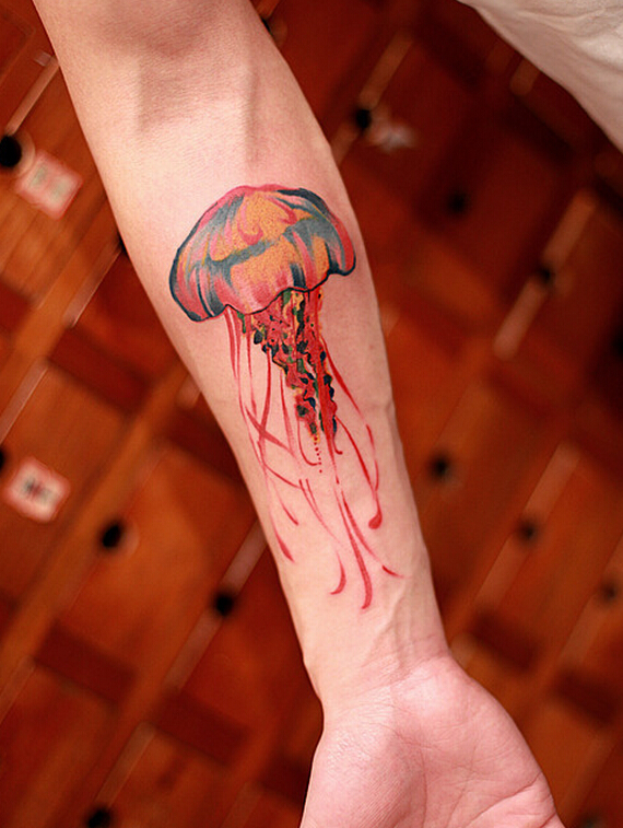 点击大图看下一张：女性手臂彩色水母纹身图案