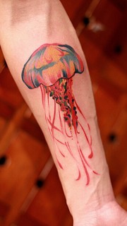 女性手臂彩色水母纹身图案