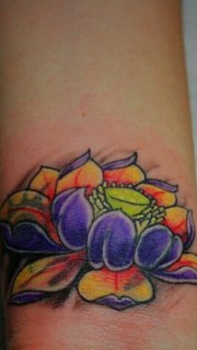 手腕彩色传统莲花纹身图案