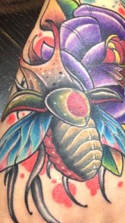 手背彩色昆虫纹身图案