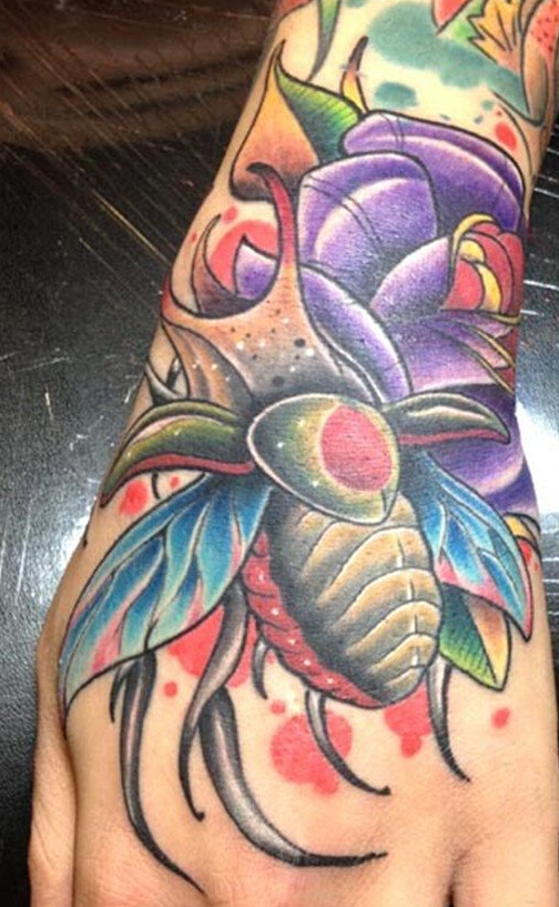 点击大图看下一张：手背彩色昆虫纹身图案