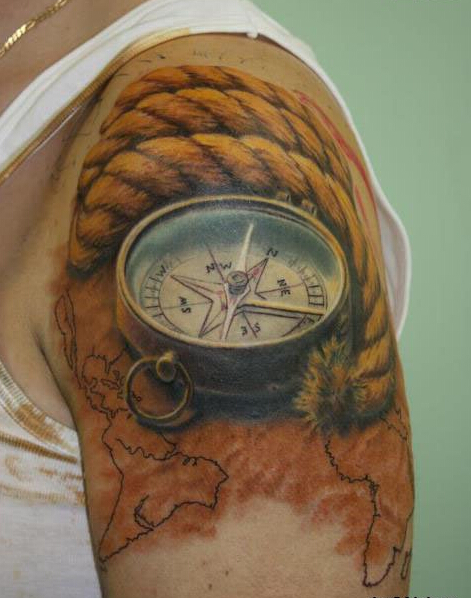 点击大图看下一张：大臂上一款逼真的缰绳指南针纹身