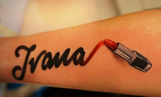 点击大图看下一张:小臂上口红书写字母纹身图案