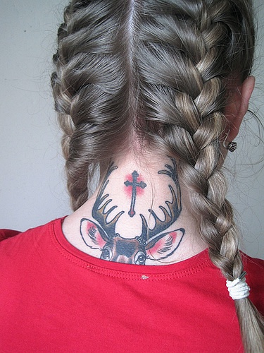 点击大图看下一张：女生颈部十字架纹身