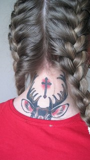 女生颈部十字架纹身