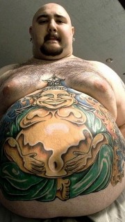 欧美男大肚皮上创意弥勒佛纹身