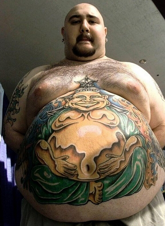 点击大图看下一张：欧美男大肚皮上创意弥勒佛纹身