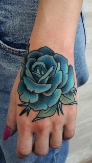 女生手腕蓝玫瑰纹身图案