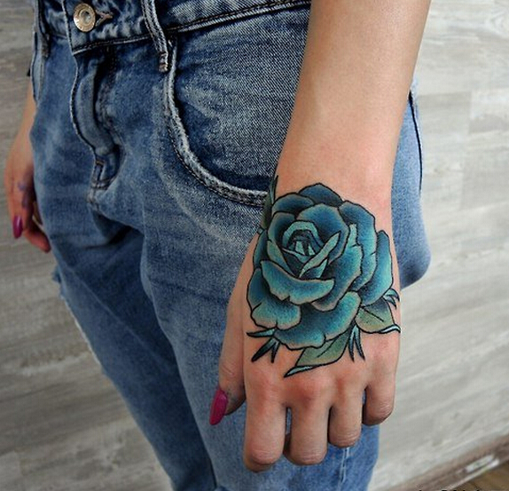 点击大图看下一张：女生手腕蓝玫瑰纹身图案