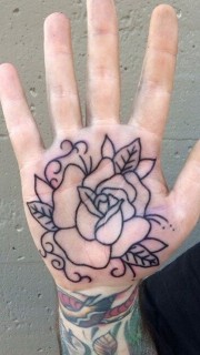 手掌上漂亮的玫瑰花纹身图案