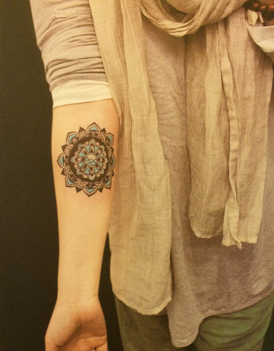 点击大图看下一张：女性手臂梵花纹身图案