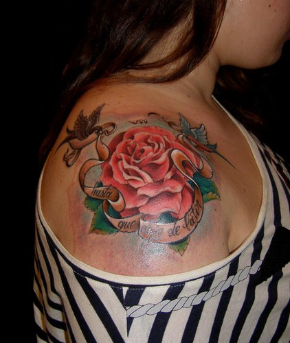 点击大图看下一张：肩部彩色玫瑰小燕子纹身图案