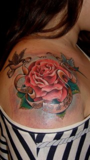 肩部彩色玫瑰小燕子纹身图案