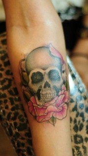 手臂骷髅头玫瑰花纹身图案