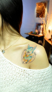 美女肩膀处时尚可爱的小鹿纹身图案