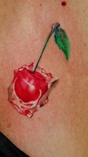 胸部彩色樱桃纹身图案纹身图片